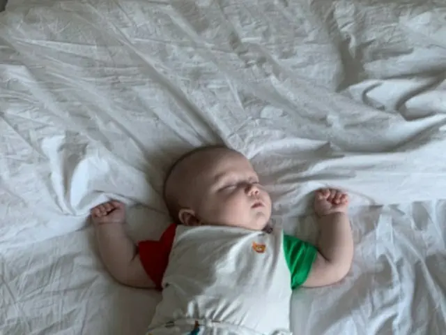“自発的シングルマザー”サユリの息子ゼンくん、歌手イ・ジヘのベッドでグーグーお昼寝中（画像提供:wowkorea）