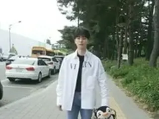 「2PM」ジュノ、ペンギンの人形と軽い足取りで道を歩く姿を公開…グループからも召集解除にお祝いのメッセージ