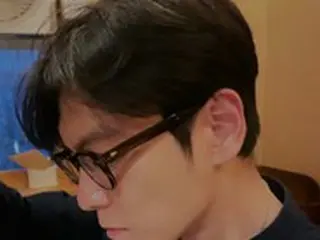 「BIGBANG」T.O.P、端正な横顔ショットで癒し系メガネ男子のビジュアル…活動オフシーズンでも光る存在感