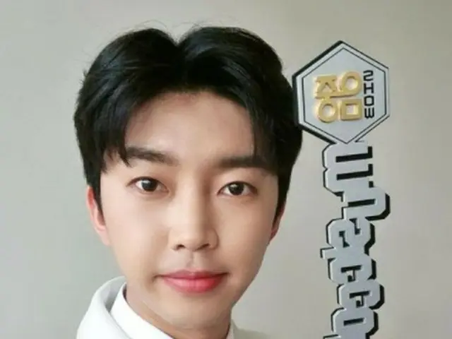 歌手イム・ヨンウンが栄光の1位を獲得し、記念写真を披露した。（画像提供:wowkorea）