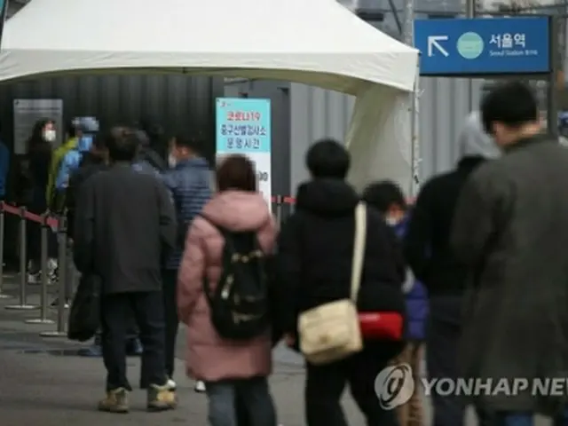 ソウル駅前に設置された臨時検査所で検査の順番を待つ市民ら＝２１日、ソウル（聯合ニュース）