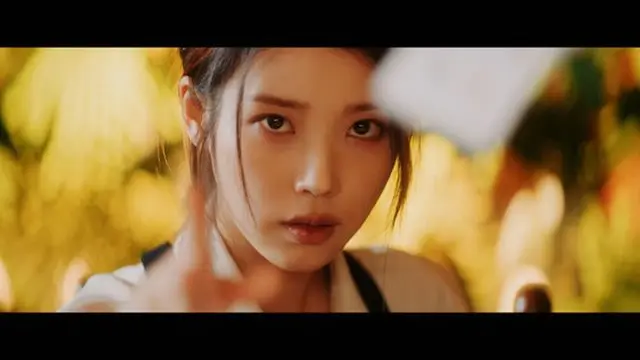 IU、ダブルタイトル曲「Coin」ティーザー公開、オールインする勝負師に変身（画像提供:wowkorea）