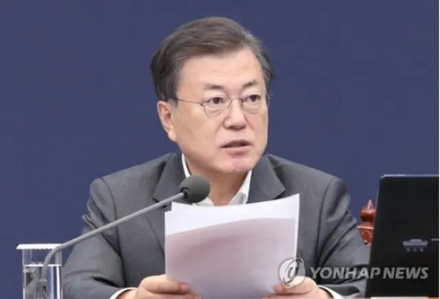 首席秘書官・補佐官会議で発言する文大統領＝２２日、ソウル（聯合ニュース）
