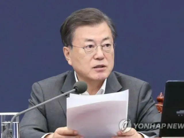 首席秘書官・補佐官会議で発言する文大統領＝２２日、ソウル（聯合ニュース）