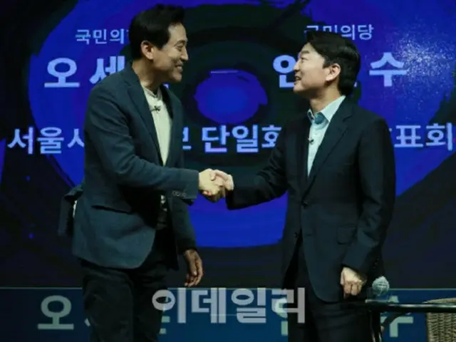 韓国最大野党“国民の力”の呉世勲 候補（左）と、韓国野党“国民の党”の代表である安哲秀 候補（画像提供:wowkorea）