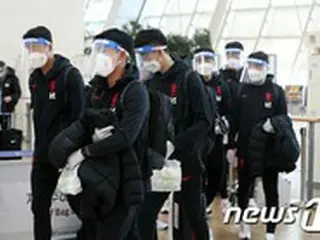 サッカー韓国代表、”完全防備”で日本入国＝マスク・フェイスシールド・ビニール手袋着用