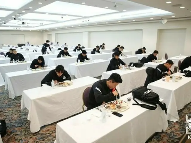 日韓戦のため日本滞在中のサッカー韓国代表の食事風景、ソーシャルディスタンスで黙々と（画像提供:wowkorea）