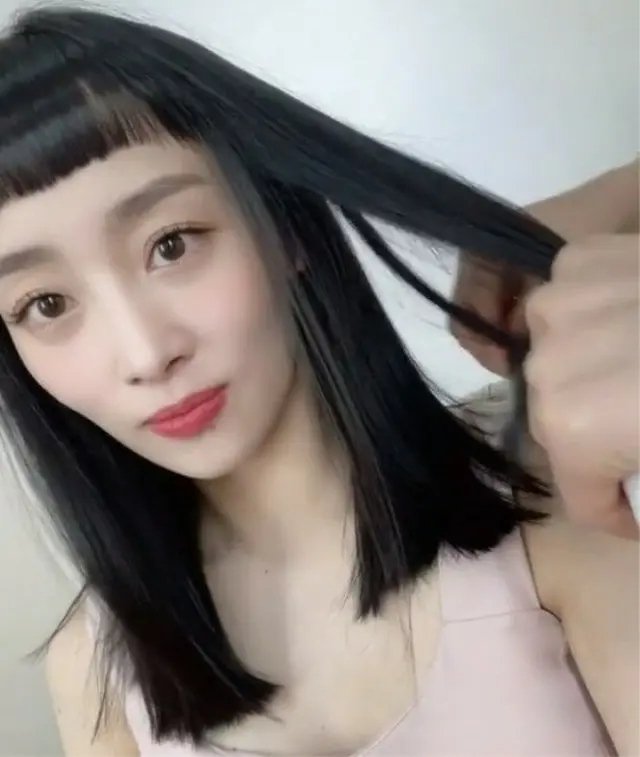 【トピック】元「KARA」ニコル、前髪パッツンでラブリー感アップの写真が話題（画像提供:wowkorea）