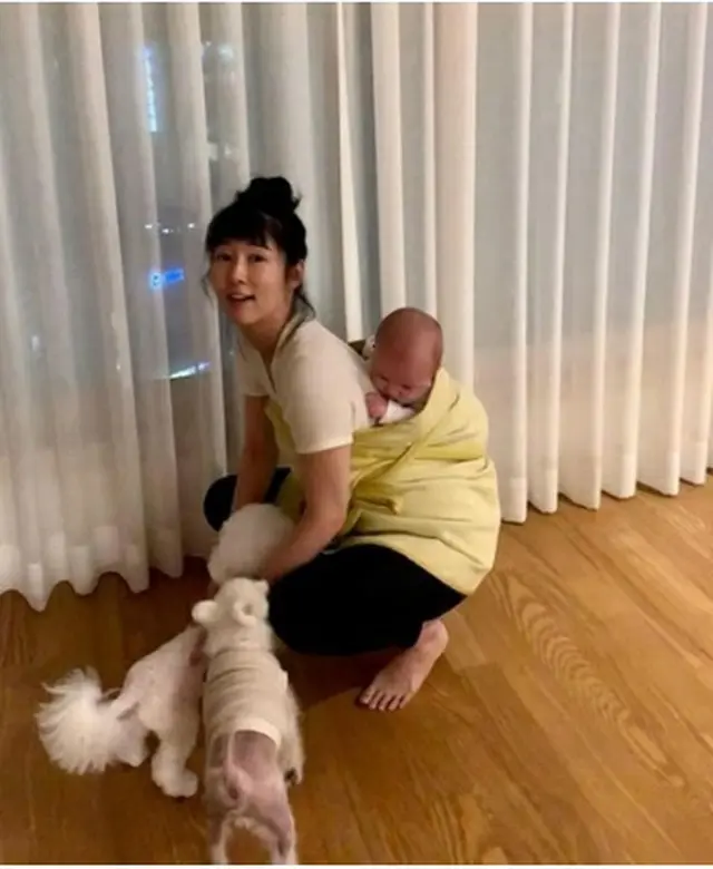息子をおんぶした藤田小百合（インスタグラムより）＝（聯合ニュース）≪転載・転用禁止≫