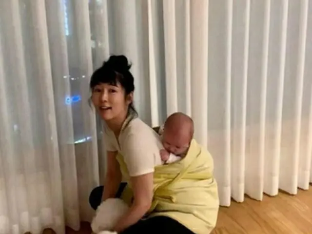 息子をおんぶした藤田小百合（インスタグラムより）＝（聯合ニュース）≪転載・転用禁止≫