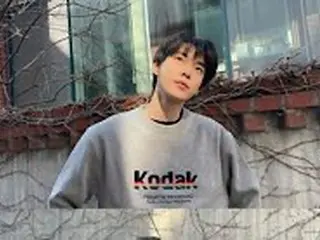 「NCT」ドヨン、日差しのような暖かい愛らしさ…歴代級彼氏感のある写真