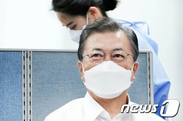 AZワクチン接種に袖を捲る韓国文大統領…国民の不安解消なるか（画像提供:wowkorea）