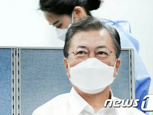 AZワクチン接種に袖を捲る韓国文大統領…国民の不安解消なるか（画像提供:wowkorea）