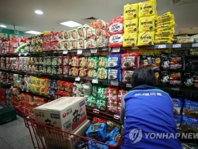 ソウル市内のスーパーで販売されている即席麺（資料写真）＝（聯合ニュース）