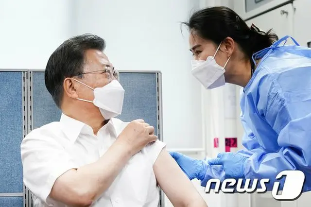 ワクチン接種した文大統領、”注射器のすり替え”疑惑…鍾路区「ありえない話」と否定（画像提供:wowkorea）