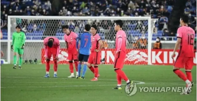 試合終了後、肩を落とす韓国の選手たち＝２５日、東京（聯合ニュース）
