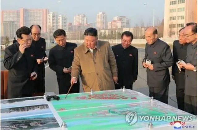 朝鮮中央通信は金正恩氏が平壌市内に建設予定の住宅団地を視察したと報じた＝（聯合ニュース）≪転載・転用禁止≫