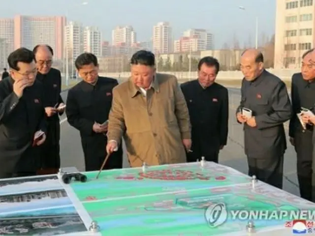 朝鮮中央通信は金正恩氏が平壌市内に建設予定の住宅団地を視察したと報じた＝（聯合ニュース）≪転載・転用禁止≫