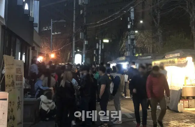 夜10時以降に路上で飲酒する若者たちが溢れかえる＝韓国ソウルの繁華街（画像提供:wowkorea）