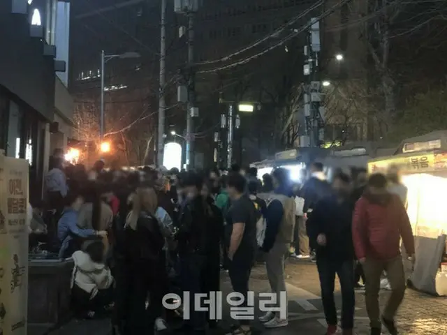 夜10時以降に路上で飲酒する若者たちが溢れかえる＝韓国ソウルの繁華街（画像提供:wowkorea）