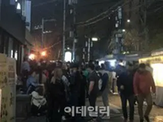 夜10時以降に路上で飲酒する若者たちが溢れかえる＝韓国ソウルの繁華街