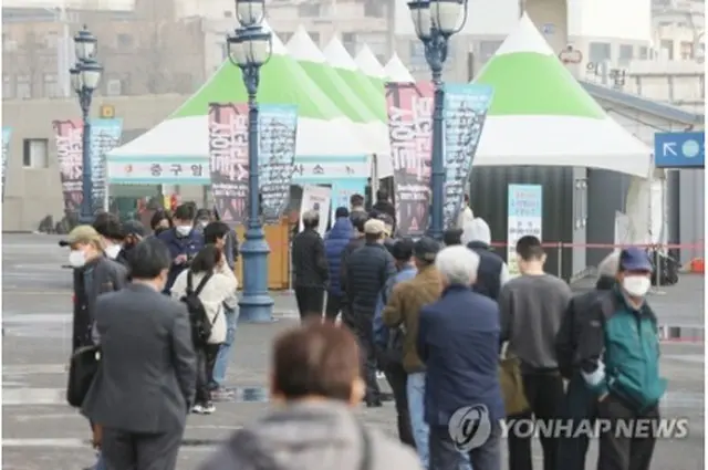 ソウル駅に設置された臨時検査所の前で順番を待つ市民の列＝２９日、ソウル（聯合ニュース）