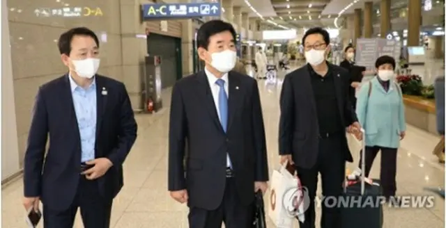 昨年11月14日、日本訪問を終え、仁川国際空港に到着した金振杓・韓日議連会長（中央）ら＝（聯合ニュース）