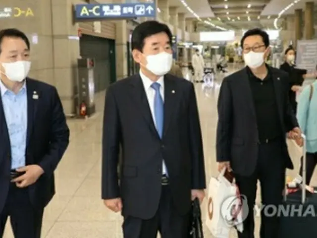 昨年11月14日、日本訪問を終え、仁川国際空港に到着した金振杓・韓日議連会長（中央）ら＝（聯合ニュース）