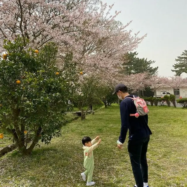 “パパは育児中”俳優カン・ギョンジュン、次男ジョンウくんと花見（画像提供:wowkorea）