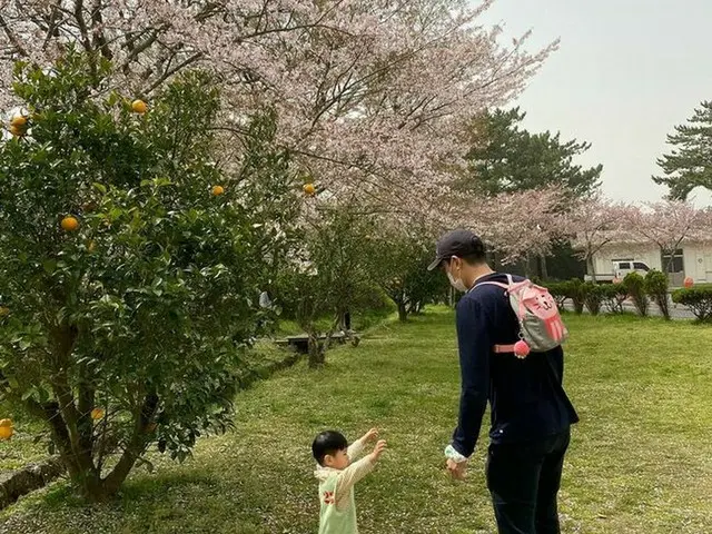 “パパは育児中”俳優カン・ギョンジュン、次男ジョンウくんと花見（画像提供:wowkorea）