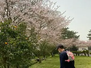 “パパは育児中”俳優カン・ギョンジュン、次男ジョンウくんと花見