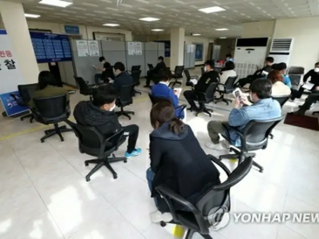 ワクチン接種を受けた後、副反応に備えて待機する医療従事者（資料写真）＝（聯合ニュース）