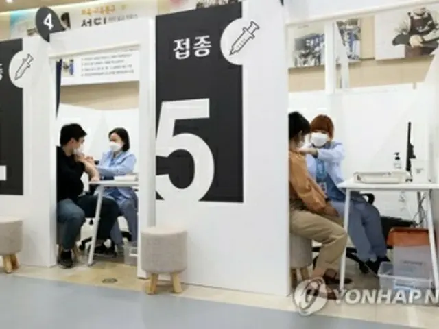 ソウルの城東区庁で、予防接種センターのオープンを前に医療従事者がワクチン接種の練習を行った＝３１日、ソウル（聯合ニュース）