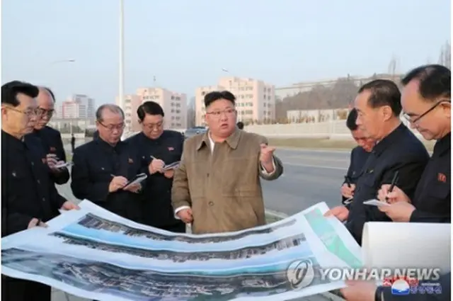 イメージ図を見ながら幹部に指示する金正恩氏（中央）。朝鮮中央通信は１日、同氏が平壌市内の住宅建設現場を視察したと伝えた＝（聯合ニュース）≪転載・転用禁止≫
