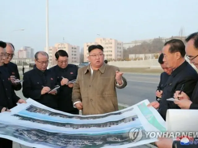 イメージ図を見ながら幹部に指示する金正恩氏（中央）。朝鮮中央通信は１日、同氏が平壌市内の住宅建設現場を視察したと伝えた＝（聯合ニュース）≪転載・転用禁止≫