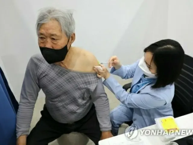 ソウル市城東区庁に設けられた予防接種センターでワクチンを打つ高齢者＝1日、ソウル（聯合ニュース）
