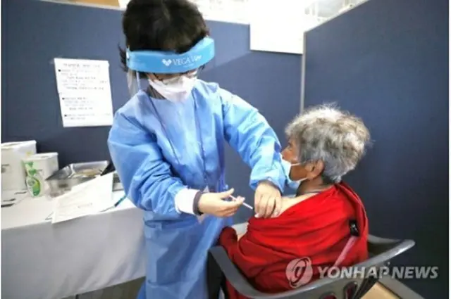 清州市で新型コロナウイルスワクチンの接種を受ける市民＝1日、清州（聯合ニュース）