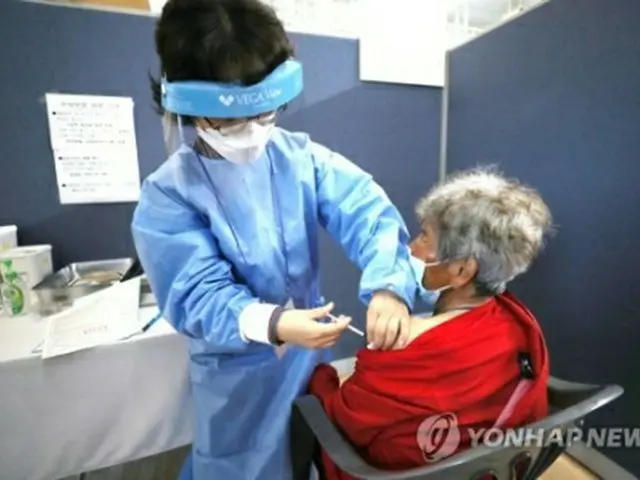 清州市で新型コロナウイルスワクチンの接種を受ける市民＝1日、清州（聯合ニュース）