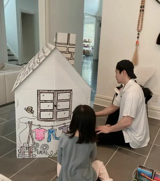 女優ソン・テヨン、夫クォン・サンウと娘の”ぬり絵遊び”を実況中継 「パパを独り占め」（画像提供:wowkorea）