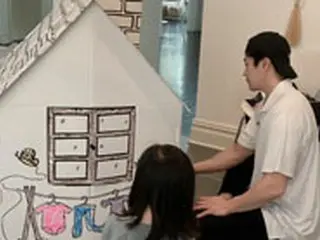 女優ソン・テヨン、夫クォン・サンウと娘の”ぬり絵遊び”を実況中継 「パパを独り占め」