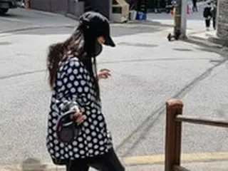 女優キム・ヒソン、愛犬とラグジュアリーな家の前を散歩、「家の前で歌を口ずさみながら」