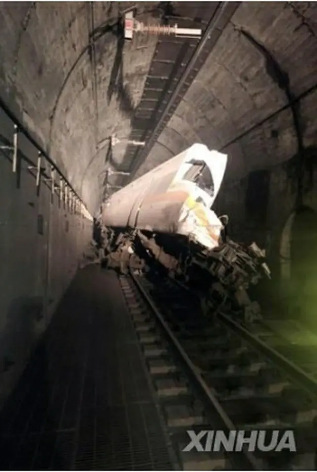 台湾東部・花蓮県のトンネル内で脱線した列車＝（新華社＝聯合ニュース）≪転載・転用禁止≫