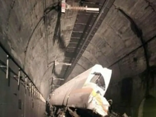 台湾東部・花蓮県のトンネル内で脱線した列車＝（新華社＝聯合ニュース）≪転載・転用禁止≫