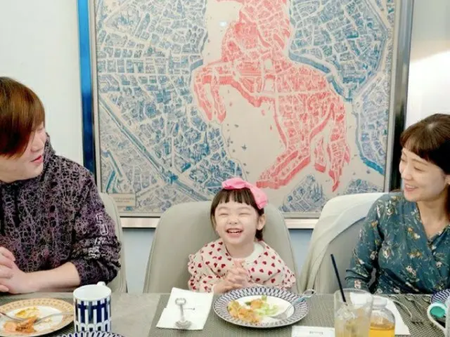 歌手ムン・ヒジュンの娘ジェムジェムちゃん、たっぷり愛され幸せな笑顔…「ラブリーファミリー」（画像提供:wowkorea）