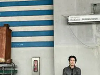180センチ、70キロの俳優ソン・スンホン、デパートのマネキンみたい…眉毛より濃いブラックコーデで強いカリスマ