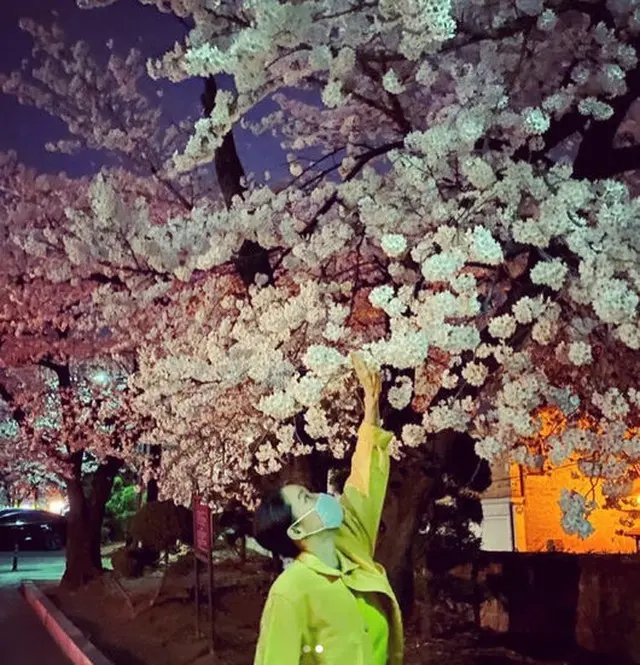 女優コン・ヒョジン「桜とコンブリー（コン・ヒョジン+ラブリー）」…写真集撮影のような帰り道（画像提供:wowkorea）
