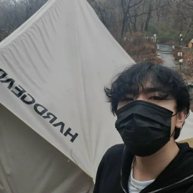 俳優イ・シオン、雨の中ソロキャンプを満喫…「私は一人で暮らす」降板後も“おひとりさま”は続行中（画像提供:wowkorea）