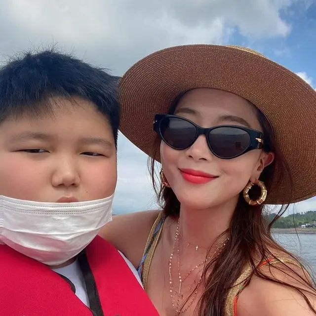 女優オ・ユナ、15歳息子の母とは信じられないビジュアル…ミンくんとの旅行思い出“愛してるよ”（画像提供:wowkorea）