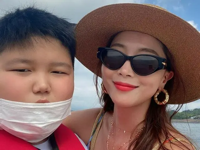 女優オ・ユナ、15歳息子の母とは信じられないビジュアル…ミンくんとの旅行思い出“愛してるよ”(画像提供:wowkorea)