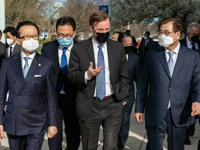 先週行われた日米韓安保室長会議で、安保室長たちが対話している様子（画像提供:wowkorea）